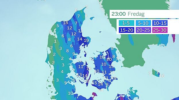 Akkumuleret nedbør fredag aften klokken 23. Op mellem 10 og 20 millimeter mange steder. Lokalt kan der komme mere.