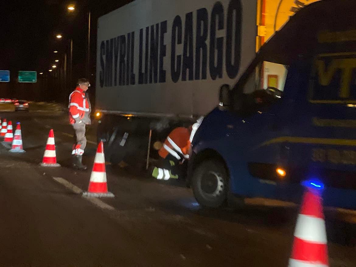 Lastbil rammer autoværn og spærrer motorvej TV2 Nord