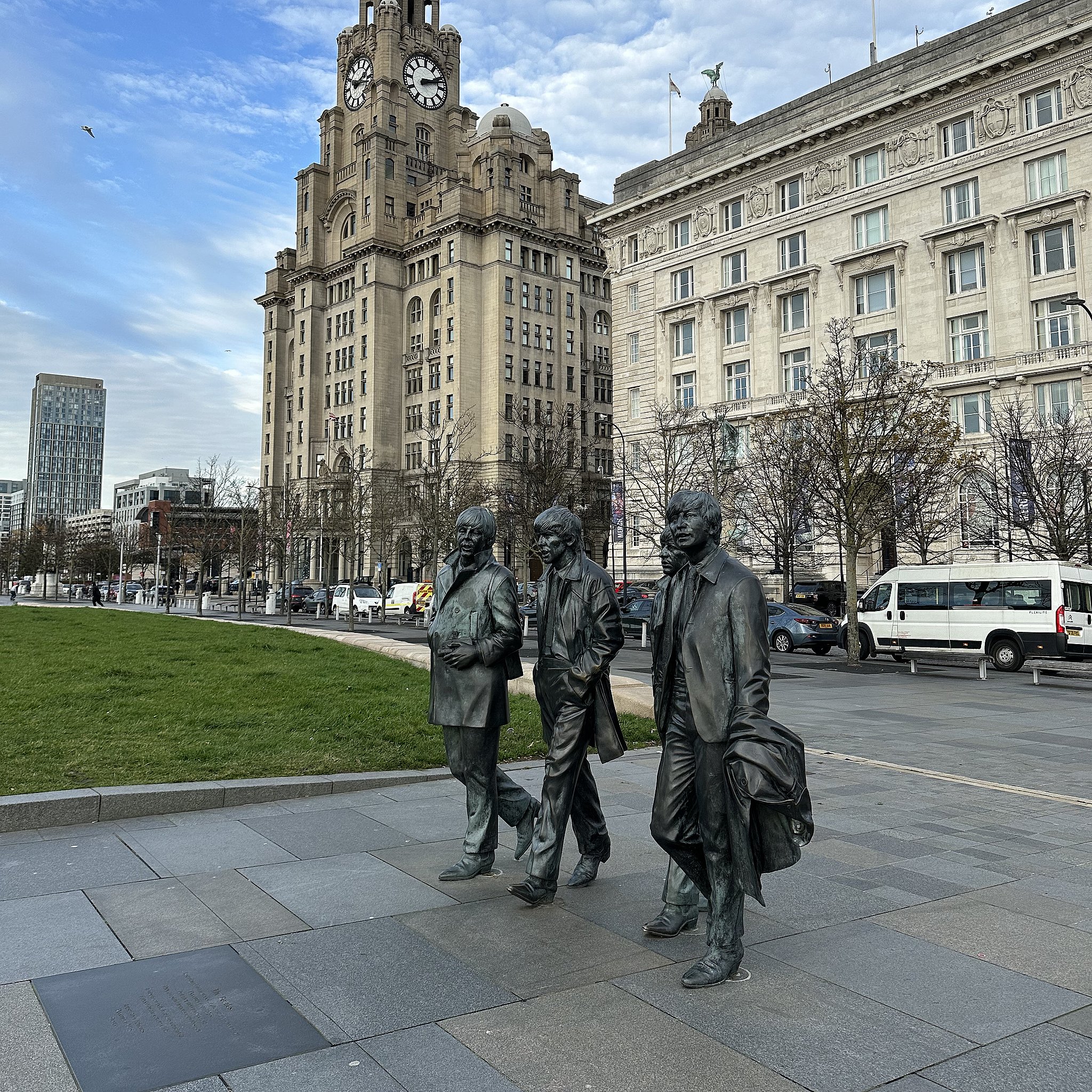 Det er ikke kun på stadions, der bliver sunget i Liverpool. Bandet The Beatles sætter stadig sit aftryk på byen. Her på havnefronten i byen.