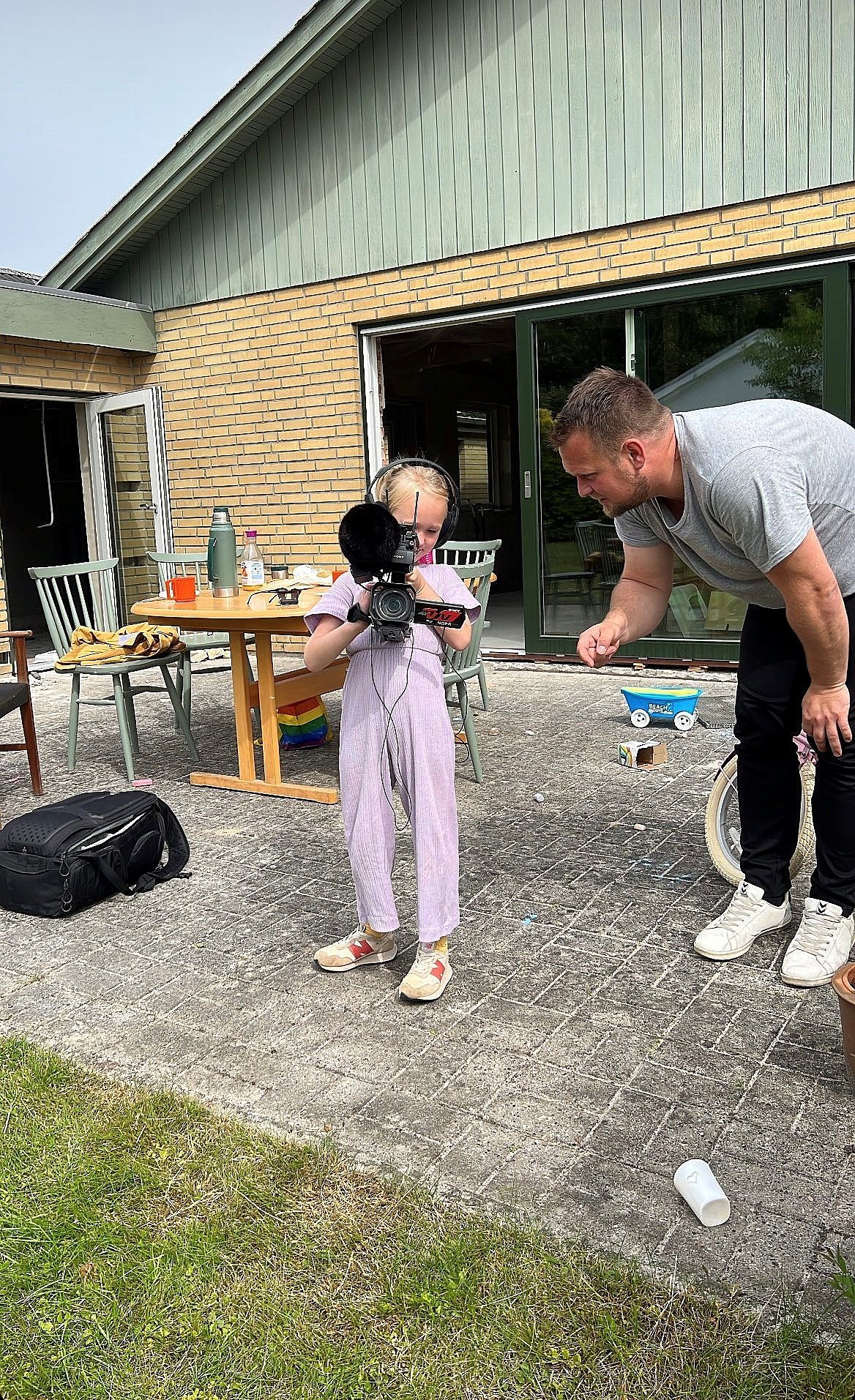 Vilda på 5 år får lov til at låne TV2 Nords kamera.